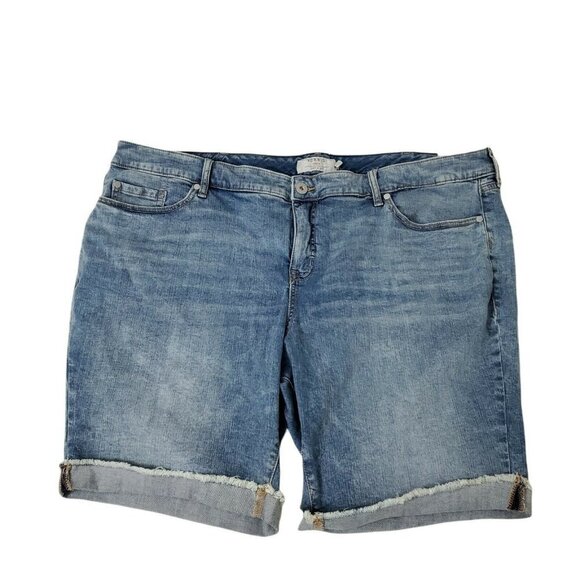 Torrid Boyfriend Bermuda Shorts 10" Vintage‎ Stretch Low Rise Medium Wash NWT - Picture 1 of 9